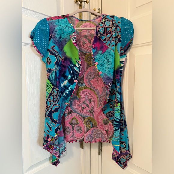 PRINTED SEMI SHEER TOP.  Handmade decorative buttons. - Picture 1 of 5